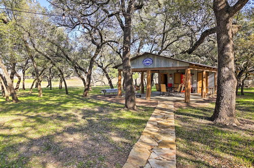 Foto 5 - Riverfront Blanco Home w/ Shaded Porch + Hot Tub