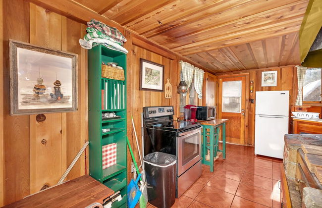 Rustic Knotty Pine - Minutes to the Water! - Foto 10