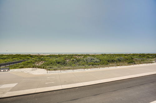 Foto 22 - Wildwood Condo: Ocean-view Balcony, Walk to Beach