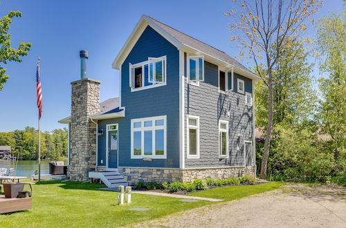 Foto 6 - Traverse City Cottage w/ Waterfront Deck & Dock