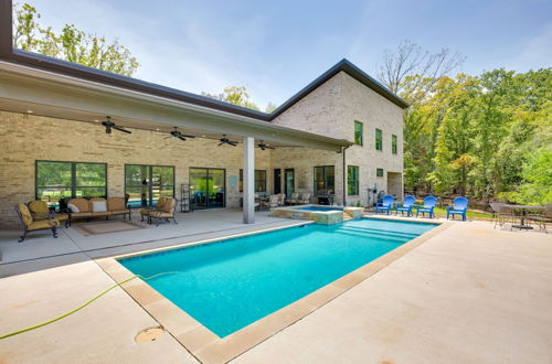 Foto 2 - Upscale Home on Cedar Creek: Pool, Hot Tub + Views