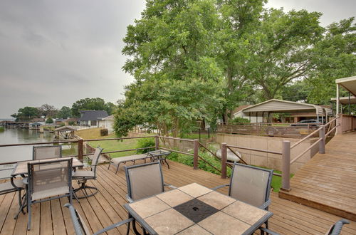 Foto 15 - Cedar Creek Lake House w/ Hot Tub & Private Dock