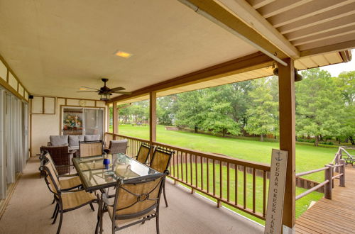 Foto 24 - Cedar Creek Lake House w/ Hot Tub & Private Dock