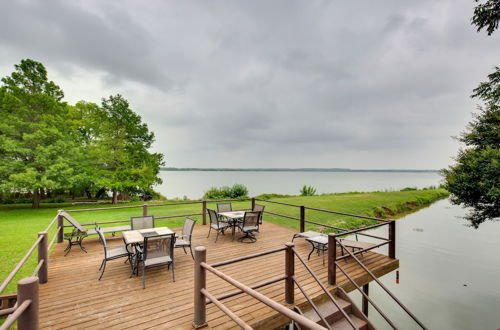 Foto 17 - Cedar Creek Lake House w/ Hot Tub & Private Dock