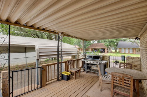 Photo 10 - Cedar Creek Lake House w/ Hot Tub & Private Dock