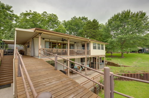 Foto 32 - Cedar Creek Lake House w/ Hot Tub & Private Dock