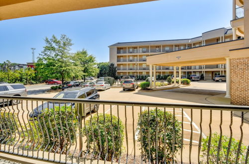 Photo 12 - Auburn Retreat w/ Balcony - Walk to Campus