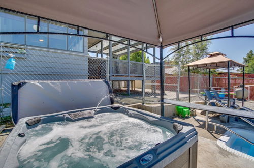 Photo 14 - Yakima Home Rental: Seasonal Outdoor Pool, Hot Tub