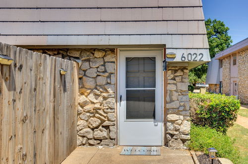 Foto 22 - Pet-friendly Warr Acres Townhome w/ Fireplace