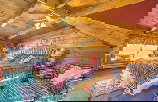 Foto 2 - Serene Cabin in the Smokies w/ 2 Decks & Hot Tub