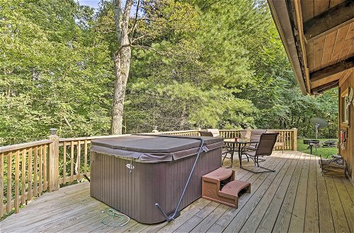 Foto 6 - Secluded Stanardsville Cabin w/ 10 Acres & Hot Tub