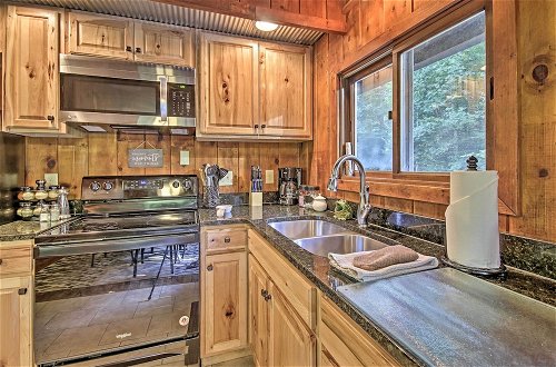 Foto 15 - Secluded Stanardsville Cabin w/ 10 Acres & Hot Tub