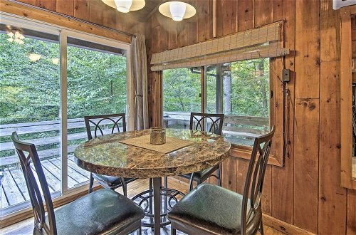 Foto 16 - Secluded Stanardsville Cabin w/ 10 Acres & Hot Tub