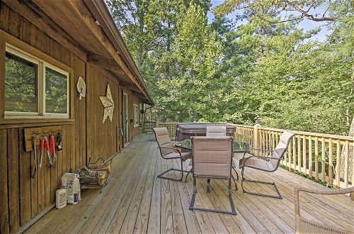 Foto 11 - Secluded Stanardsville Cabin w/ 10 Acres & Hot Tub
