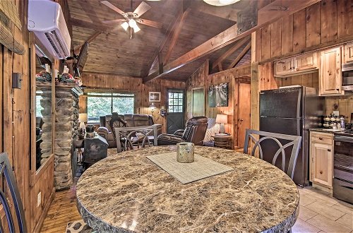 Foto 8 - Secluded Stanardsville Cabin w/ 10 Acres & Hot Tub