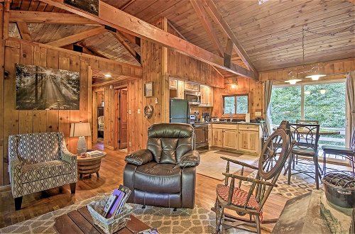 Foto 10 - Secluded Stanardsville Cabin w/ 10 Acres & Hot Tub