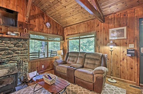 Foto 19 - Secluded Stanardsville Cabin w/ 10 Acres & Hot Tub
