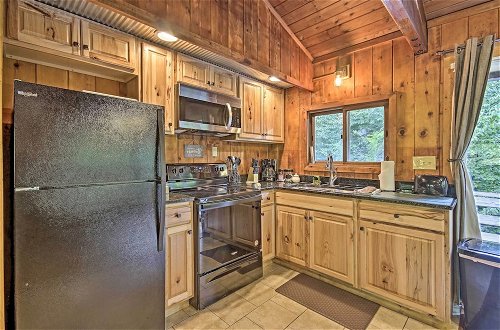 Foto 12 - Secluded Stanardsville Cabin w/ 10 Acres & Hot Tub