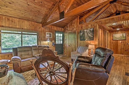 Foto 7 - Secluded Stanardsville Cabin w/ 10 Acres & Hot Tub