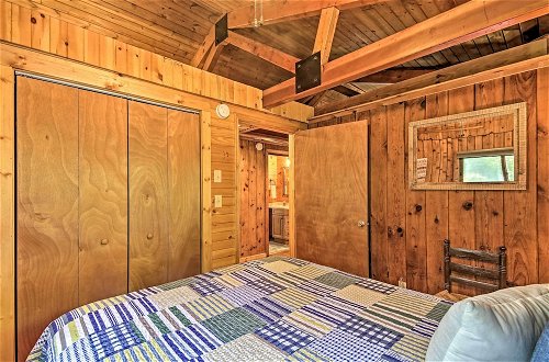 Foto 21 - Secluded Stanardsville Cabin w/ 10 Acres & Hot Tub