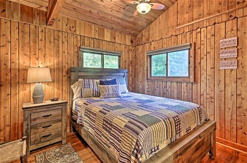 Foto 13 - Secluded Stanardsville Cabin w/ 10 Acres & Hot Tub