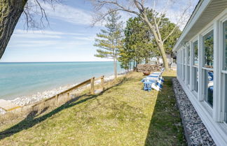 Foto 2 - Sunny Mears Vacation Rental w/ Private Beach