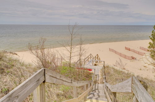 Foto 8 - Beachfront Lake Michigan Cottage W/fire Pit & Deck