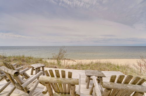 Foto 21 - Beachfront Lake Michigan Cottage W/fire Pit & Deck