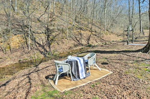 Foto 21 - Remote Tennessee Home w/ Deck, Fireplace, & Creek