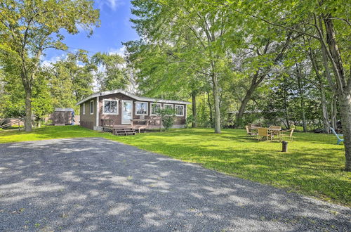 Foto 16 - Cozy Lake Champlain Cottage w/ Private Beach