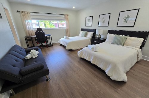 Photo 12 - Luxurious & Spacious Townhouse in Prime Location