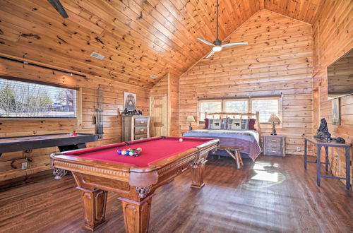 Foto 10 - Upscale Sevierville Retreat w/ Deck & Hot Tub