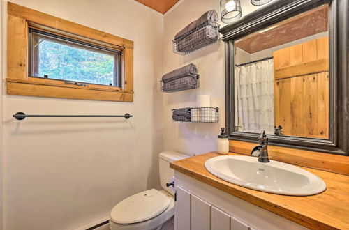 Photo 32 - Whimsical Winhall Cottage w/ Private Hot Tub