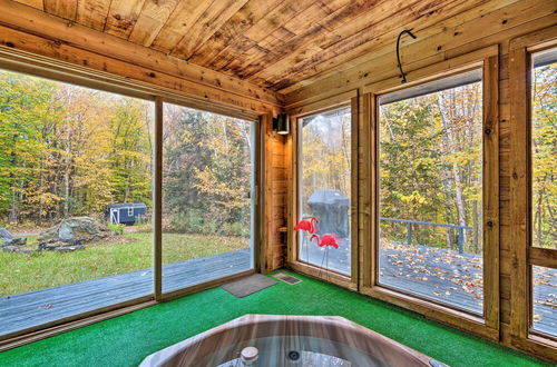 Foto 18 - Whimsical Winhall Cottage w/ Private Hot Tub