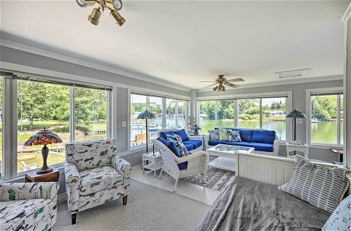 Foto 13 - Idyllic Waterfront Home w/ Game Room, Shared Dock