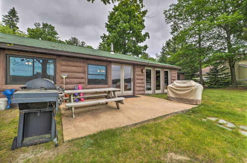 Foto 6 - Lovely Lakefront Cottage: 13 Mi to Traverse City