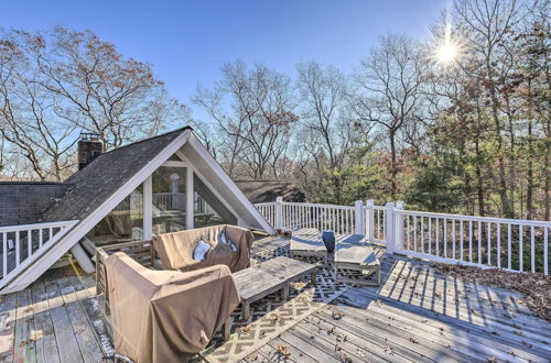 Foto 20 - Chic East Hampton Retreat w/ Deck & View