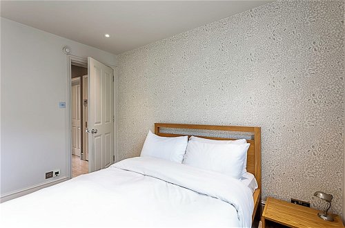 Photo 1 - Fulham Serenity: Your Charming 2-bed Retreat