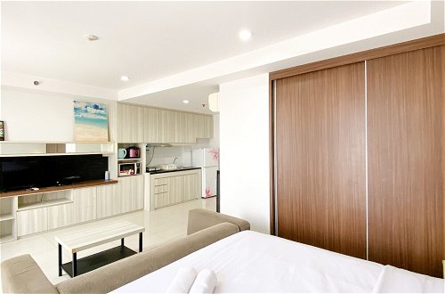 Foto 11 - Cozy And Spacious Studio Room Azalea Suites Apartment