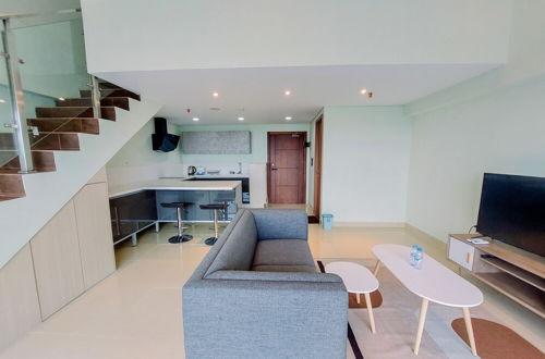 Foto 12 - Big Studio Loft At The Reiz Suites Medan Apartment