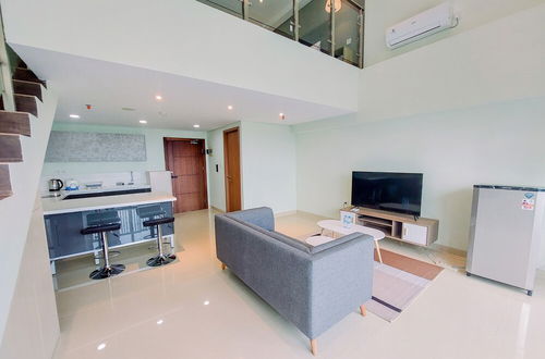 Foto 9 - Big Studio Loft At The Reiz Suites Medan Apartment