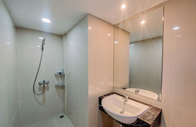 Big Studio Loft Apartment at The Reiz Condominium Medan By Travelio - Foto 17
