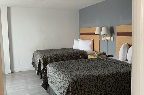 Photo 4 - Arya Blu Inn & Suites