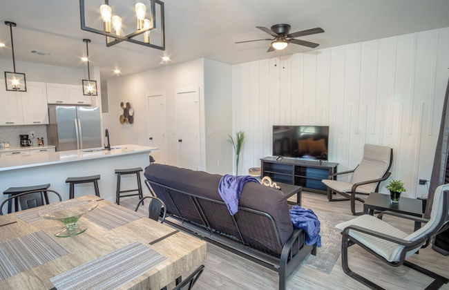 Spectacular 3 BR Plus 2 and a Half BA Apt Near Downtown - Foto 10