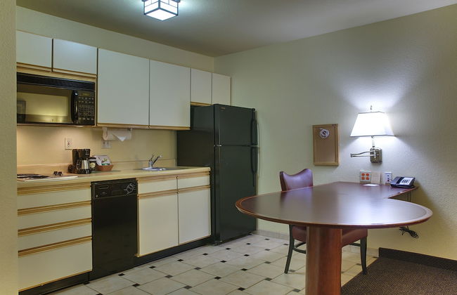 Larkspur Landing Extended Stay Suites Hillsboro - Photo 8