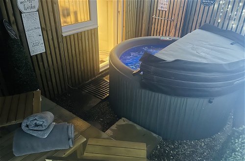 Photo 34 - Hidden Hot Tub Retreat Apartment in Nottingham