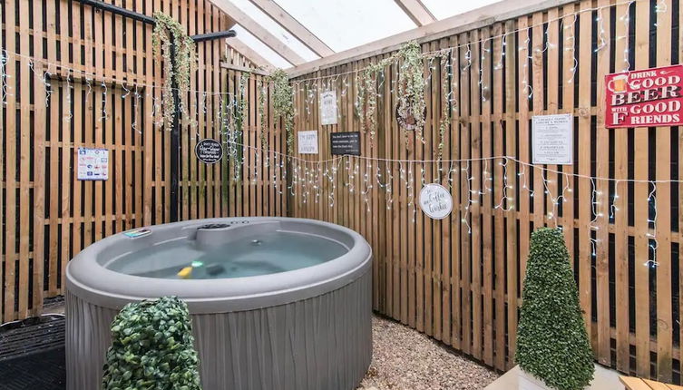 Photo 1 - Hidden Hot Tub Retreat Apartment in Nottingham