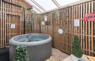 Photo 1 - Hidden Hot Tub Retreat Apartment in Nottingham