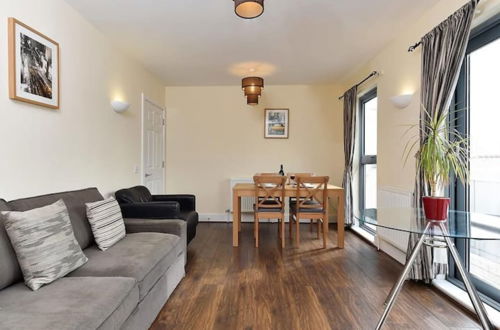 Photo 3 - Bright 2 Bedroom Flat in Lambeth With Balcony