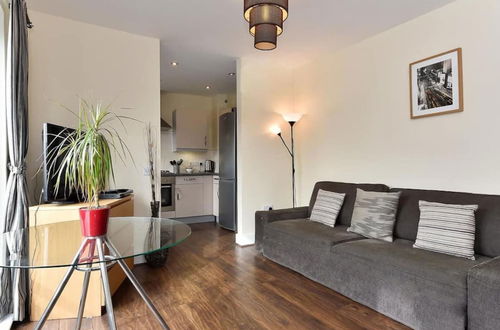 Photo 5 - Bright 2 Bedroom Flat in Lambeth With Balcony